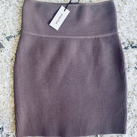 Aritzia Babaton sculpt knit mini skirt - Picture 8 of 9